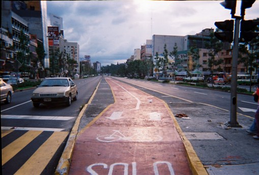 Cykelbana på Ave. Chapultepec, Mexico City.