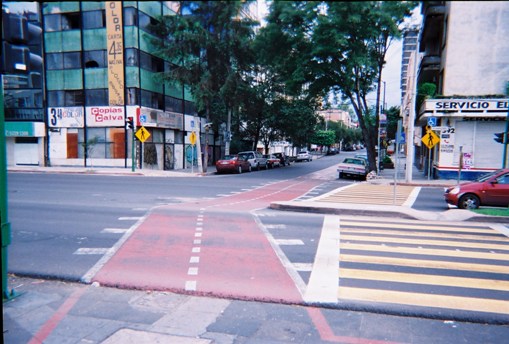 Cykelbana på Ave. Chapultepec, Mexico City.