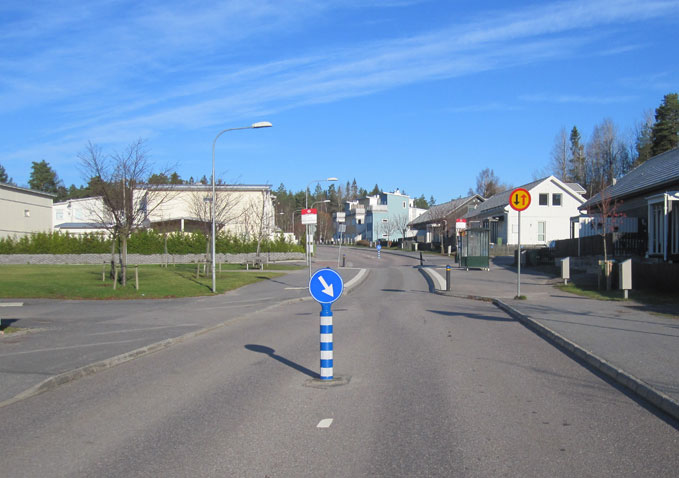 Bild från på X-last trafikdelare, Flotiljvägen, Tullinge.