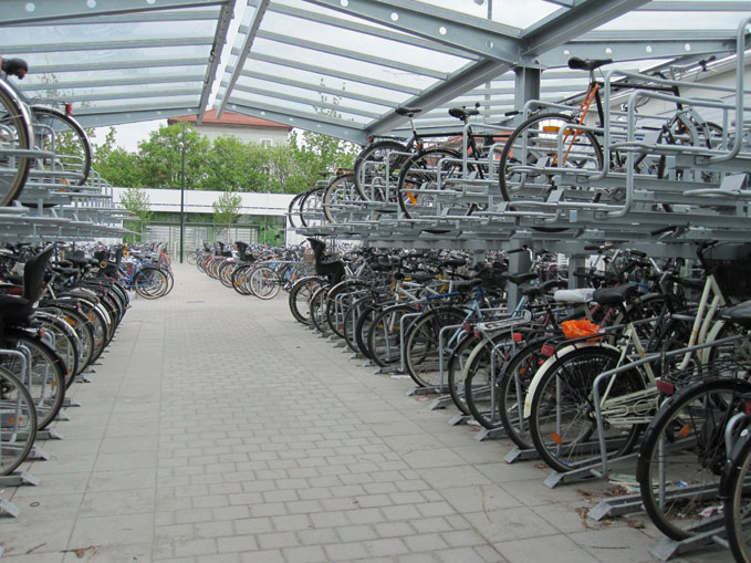 Domino väderskydd med Doppelstockparker tvåvånings cykelställ.