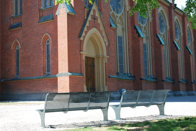 Delta bänkar utanför Matteuskyrkan i Norrköping.